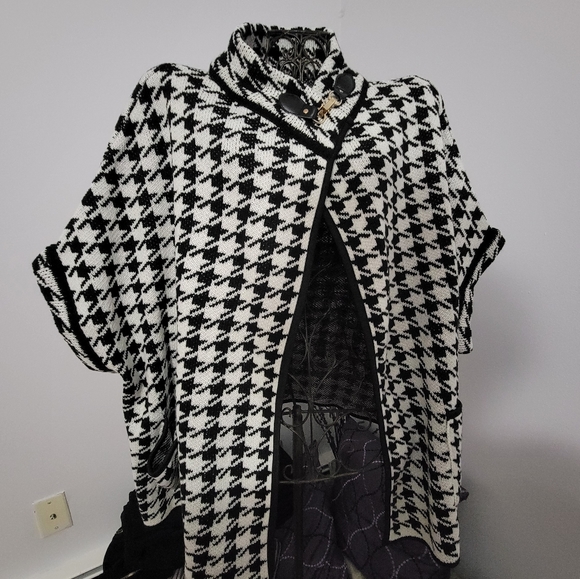 Knitted cape/ pancho designed by MixIt. - Picture 1 of 3